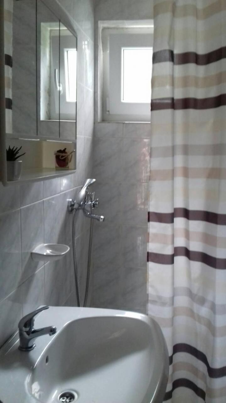 Apartmani Varnica Grebastica Bagian luar foto
